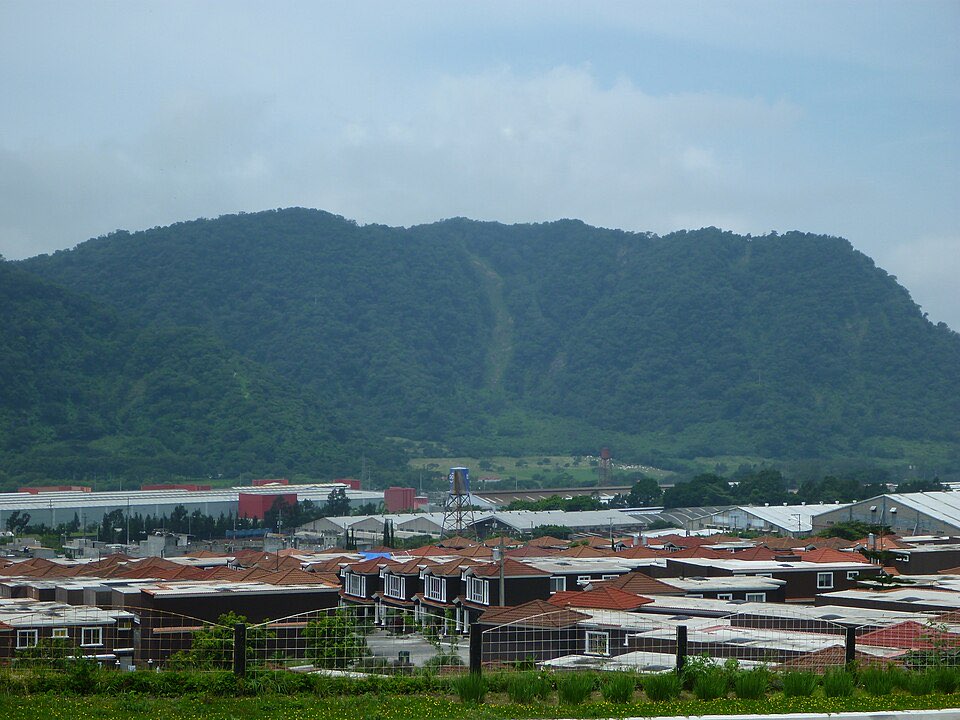 Vista de Palín con zonas residenciales al pie de la montaña